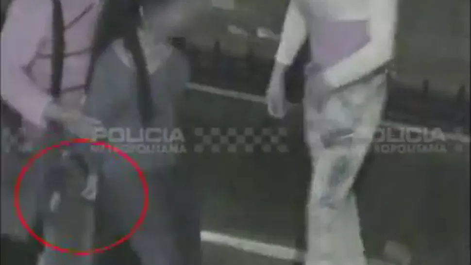 DETENIDA. La travesti fue descubierta gracias a las cámaras de seguridad. CAPTURA DE VIDEO.