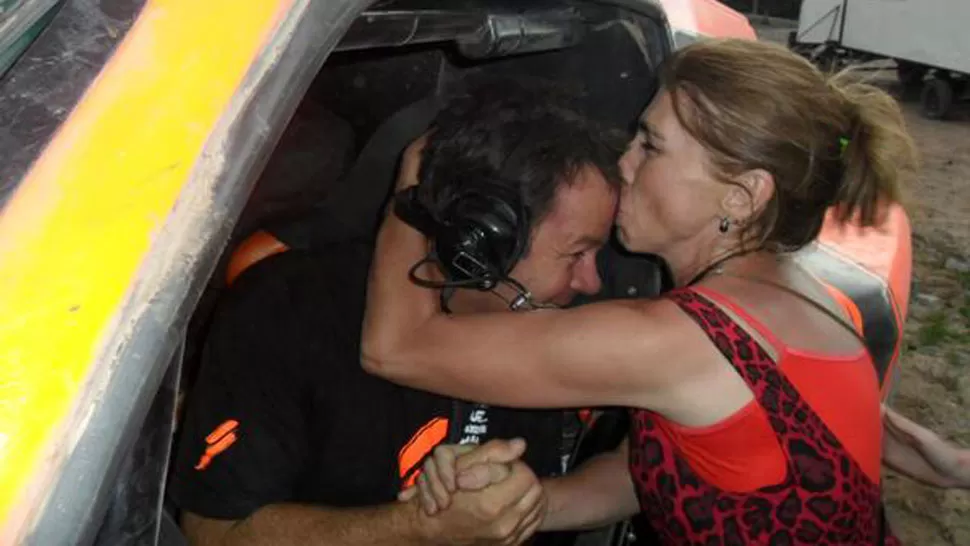 FANATICA. La joven pudo saludar a su ídolo, Robby Gordon. FOTO TOMADA DE TWITTER.COM/AILLENPEREYRA