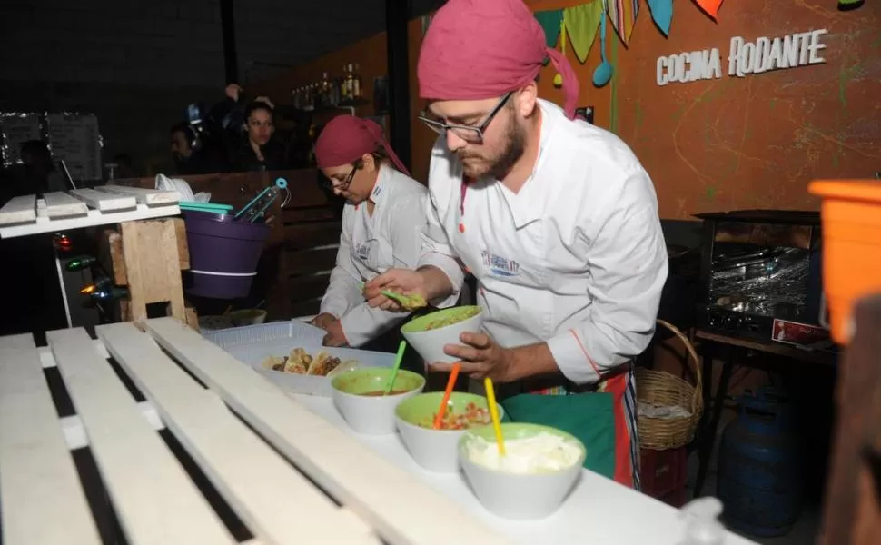 TACOS A LA VISTA Y A LA TAFINISTA. Un par de cocineros ponen a punto las delicias mexicanas en el club Entre Ríos.