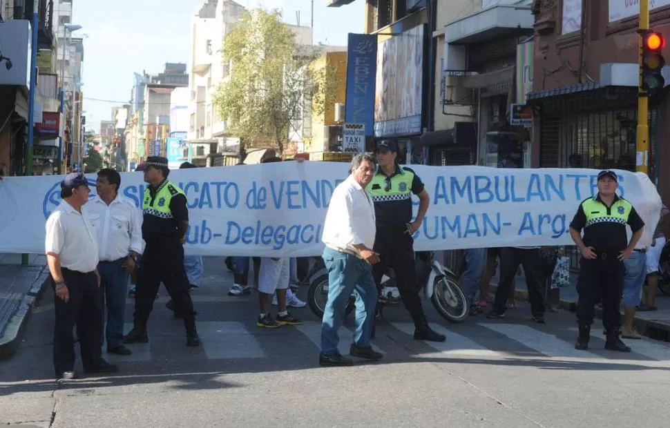 QUIEREN VOLVER. Los ambulantes piden una ordenanza que los habilite para trabajar con puestos fijos en el microcentro y rechazan otras ofertas. la gaceta  / foto de antonio ferroni