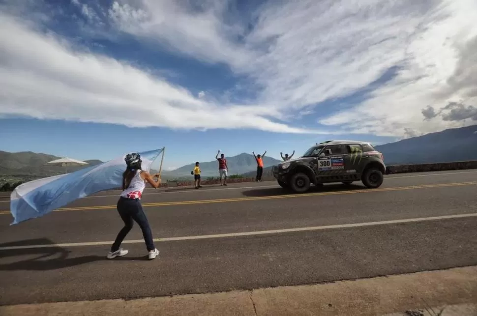 UNA FANÁTICA. Virgina Corbalán agita la bandera cuando descubre el paso del Mini del francés Stéphane Peterhansel. 