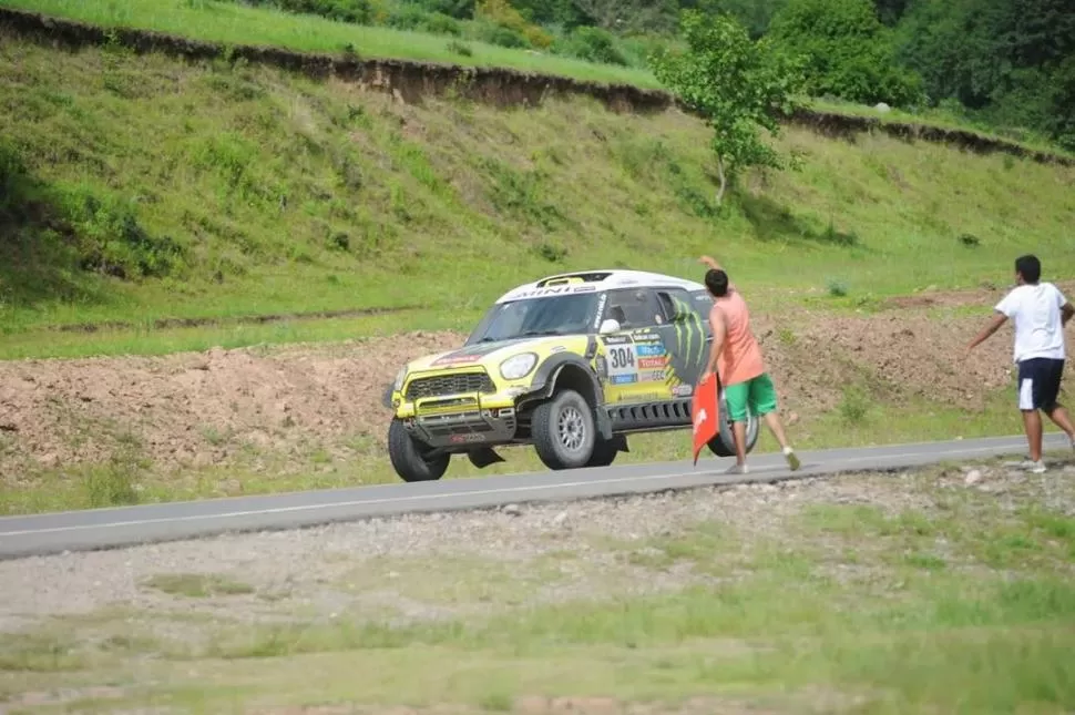 DEBER CUMPLIDO. Roma circula por las rutas de Tafí del Valle en pleno enlace triunfal hacia el Hipódromo donde degustó como almuerzo un abundante plato de fideos. 