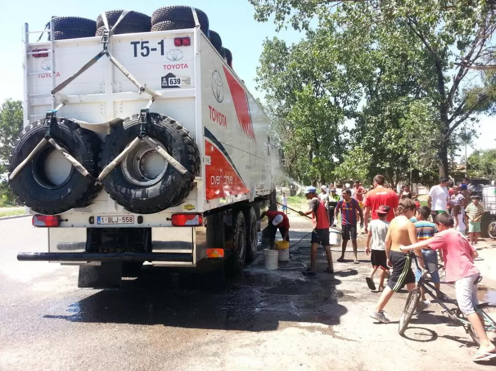 EN LA CAPITAL. El camión de un equipo técnico francés decidió limpiar el imponente vehículo en un lavadero informal, ubicado en la avenida Papa Francisco, ex Wenceslao Posse, antes de ingresar al vivac.