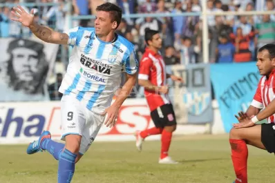 Fabricio Lenci se prueba la camiseta de San Martín