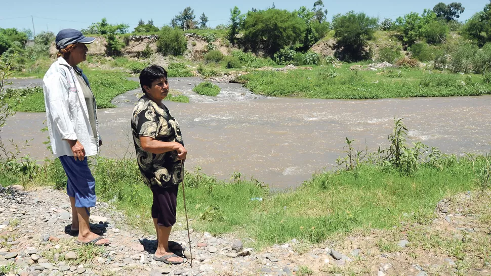 RECORRIDO DIARIO. De noche y de día, Dora circula por la vera del río Salí para buscar adictos y llevarlos a sus casas; a veces la acompaña Eva, su cuñada. LA GACETA / FOTO DE INES QUINTEROS ORIO