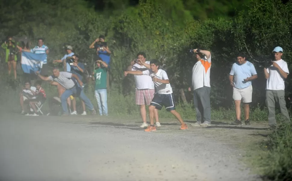 NO IMPORTA EL CALOR. Fanáticos y no tanto se agruparon en diferentes puntos del camino para seguir el paso de la carrera desde cerca y sacar fotos a sus ídolos. 