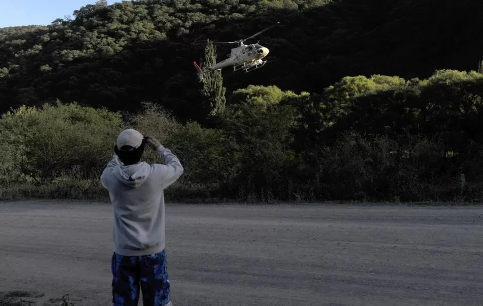 BUSCANDO TIERRA. El helicóptero pilotado por Lavigne apareció totalmente de imprevisto y sorprendió a los que esperaban en la curva cercana a La Junta. 