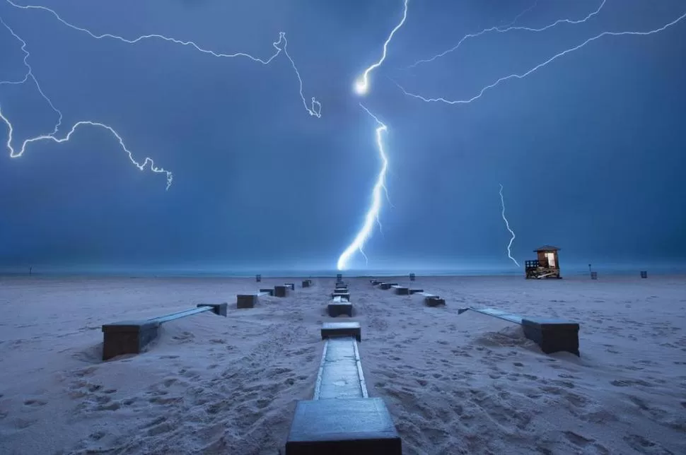 EN LA PLAYA. Los expertos en seguridad dicen que en los sitios abiertos, como las playas, hay más posibilidades de que caigan rayos. dykai.eu