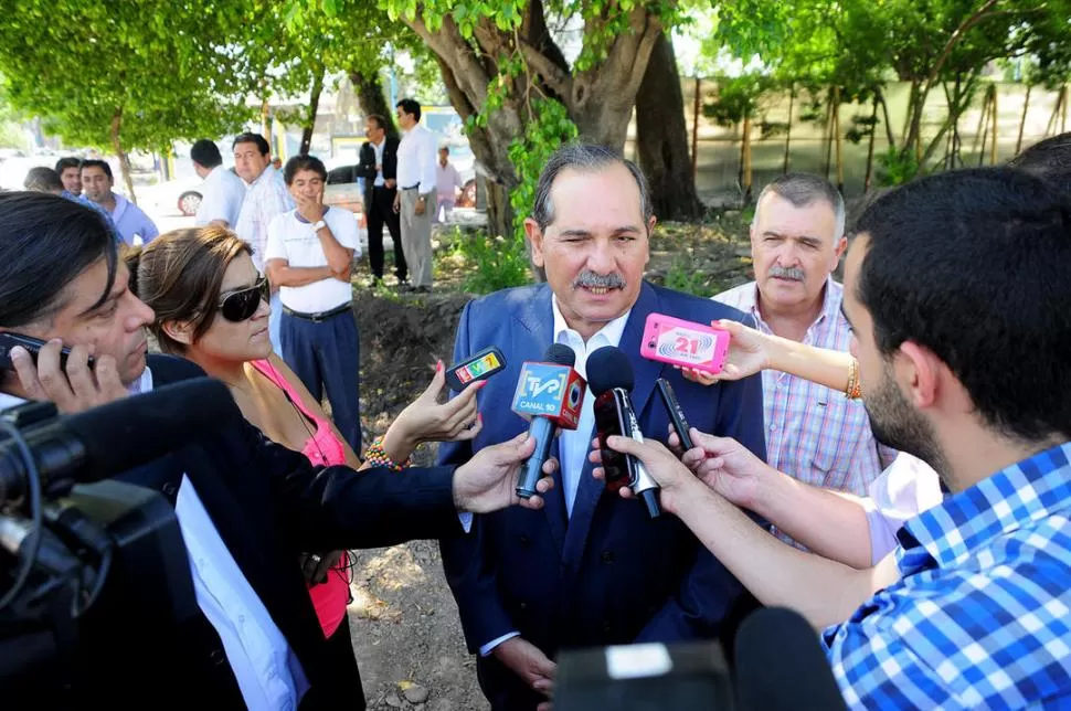 PROBLEMA. “Hay más de 2.000 personas que obtuvieron el crédito y no tienen el terreno”, afirmó Alperovich. prensa y difusión