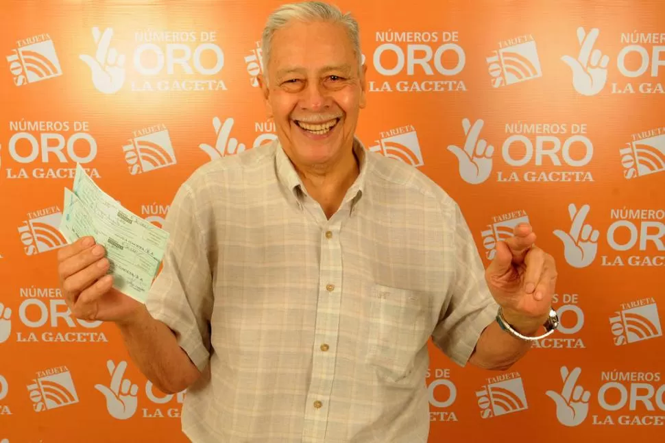 FELIZ GANADOR. Remigio Augusto Arroyo muestra su enorme sonrisa y los cheques del premio. la gaceta / foto de inés quinteros orio