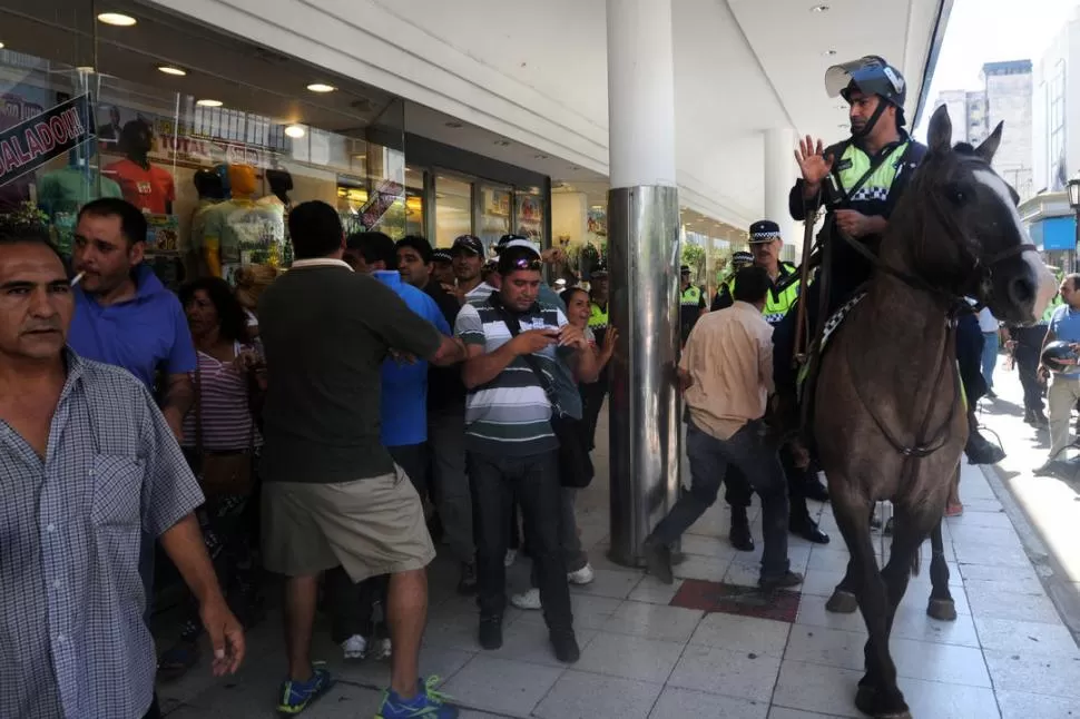 EMPUJONES Y GOLPES. La Policía y los ambulantes se enfrentaron, cuando un grupo de agentes decidió levantar un puesto y detener a dos personas. la gaceta / fotos de inés quinteros orio