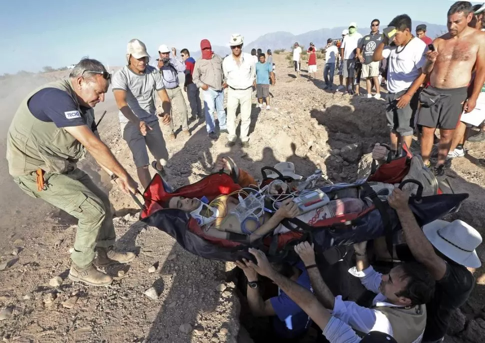 MUCHA TENSIÓN. Instante en que Gilbert Escalé era auxiliado luego del accidente.