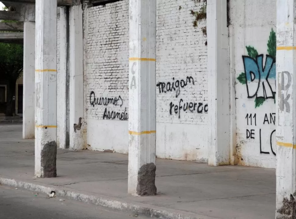 EXIGENTES. “Queremos ascender” y traigan refuerzos”, dos de las pintadas. 