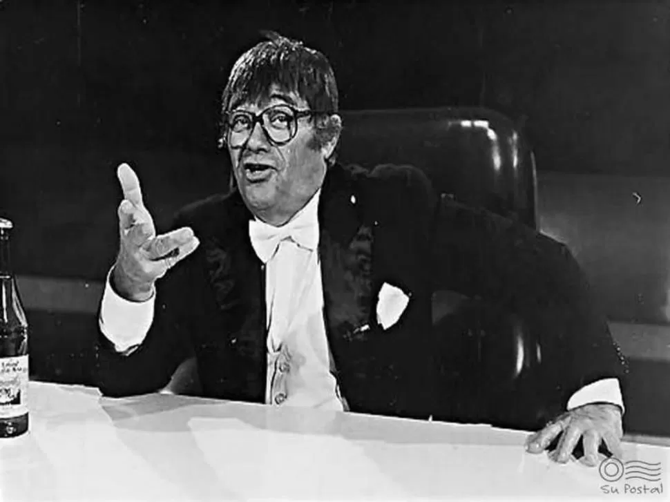 UNA IMAGEN CLÁSICA. La peluca y el frac eran infaltables en las pantallas de la televisión argentina los domingos, cuando Tato Bores estaba al aire. vamosalcine.com.ar 