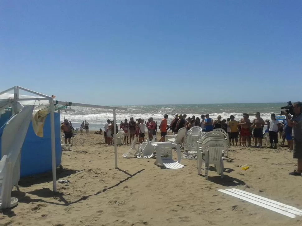 BUSCANDO RESPUESTAS. Los veraneantes se acercaron ayer al balneario en el que ocurrió la tragedia y charlaron sobre lo que había sucedido. la gaceta / foto de roberto delgado