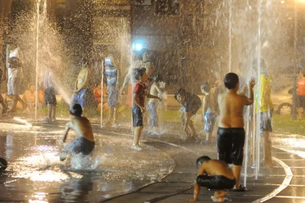 Por el calor, las plazas se convirtieron en improvisadas villas veraniegas