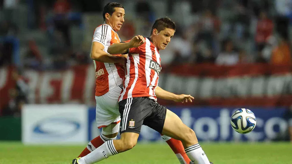 TODAVÍA DUROS. Carrillo cubre la pelota ante Funes Mori, durante el partido de ayer. Ambos están en plena preparación.
