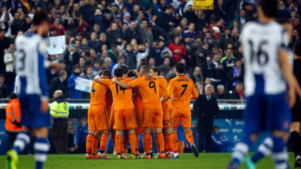 FESTEJO. Los jugadores de Real Madrid celebran el gol de Pepe. REUTERS. 