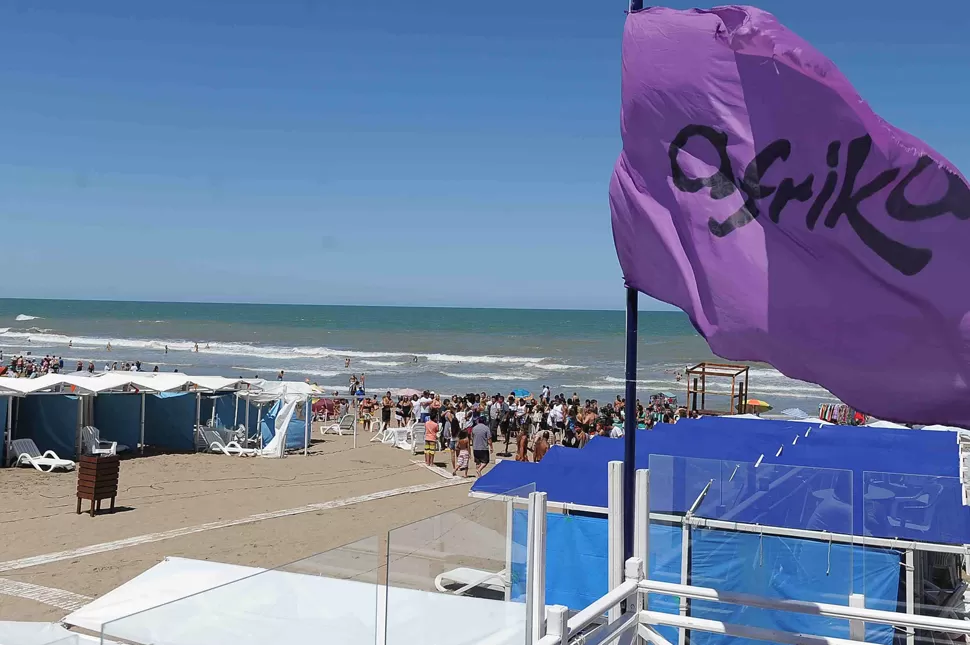 DOLOR. Un grupo de personas homenajea a las víctimas en Villa Gesell. TÉLAM. 