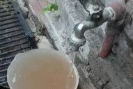 En Yerba Buena, de las cañerías sale un líquido turbio