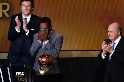 Pelé recibió un balón de oro y confesó que tenía celos