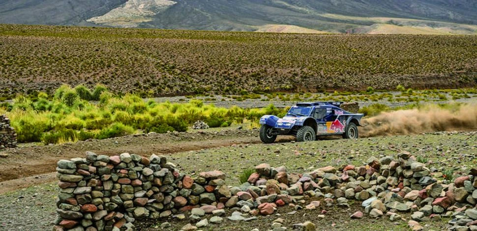 UNA BELLA POSTAL. La puna salteña en todo su esplendor e inmensidad parece cobijar en sus brazos a la pequeñez del buggy que conduce el español Carlos Sainz, ganador del tramo de carrera de ayer. 