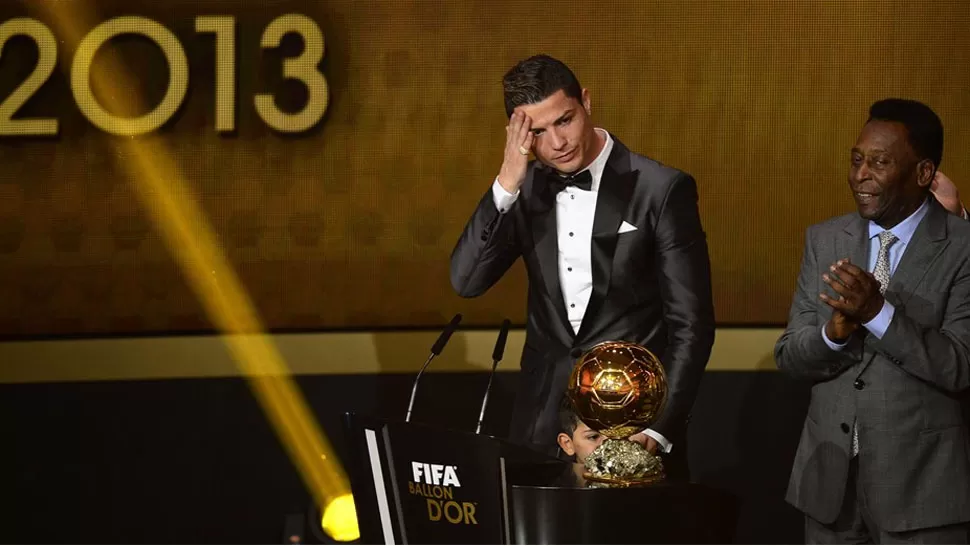 TRIUNFAL. Cristiano, luego de recibir el premio de manos de Pelé. AFP.