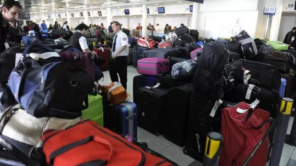 PROTESTA. Los maleteros siguen de paro en Ezeiza, y ahora también en el puerto. FOTO TOMADA DE DIARIOREGISTRADO.COM