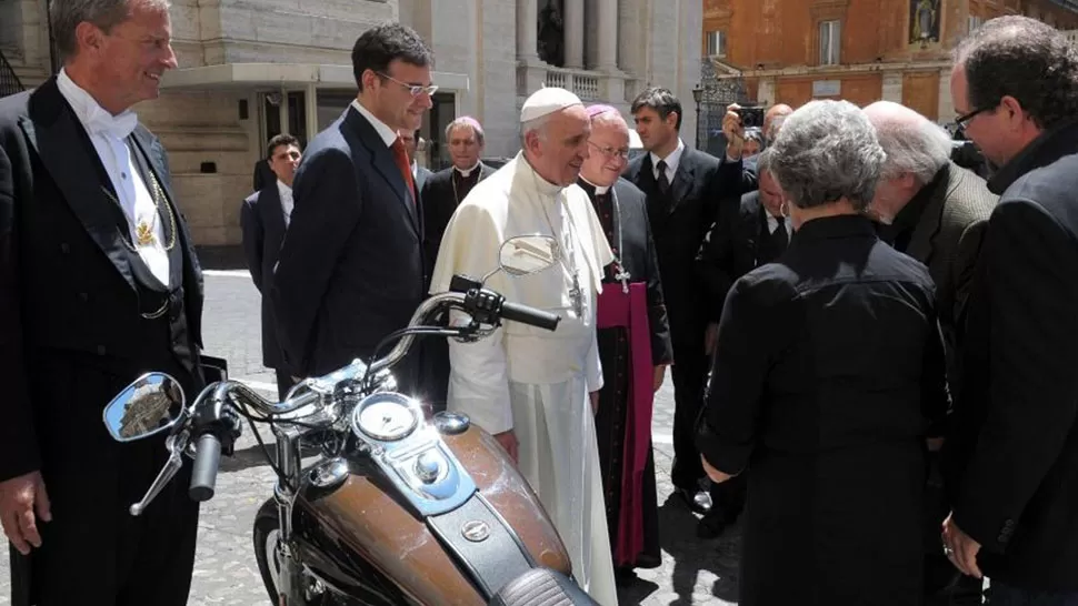 REGALO. Francisco, cuando recibió la moto FOTO TOMADA DE INDEPENDENT.CO.UK