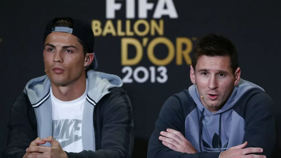 JUNTOS. Messi junto a Cistiano, en Zurich. REUTERS