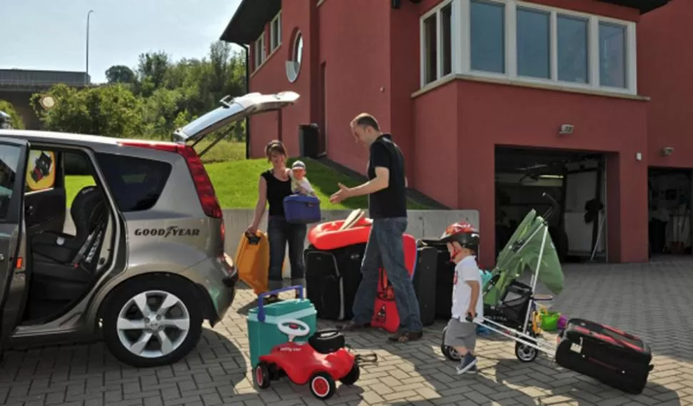 ¡AL FIN! Esta semana muchos comienzan sus vacaciones. Para que el paseo no se convierta en pesadilla tenés que llevar los papeles del auto al día y si vas a dejar tu casa sola, entonces, tomá algunas medidas preventivas.  	foto de globedia.com