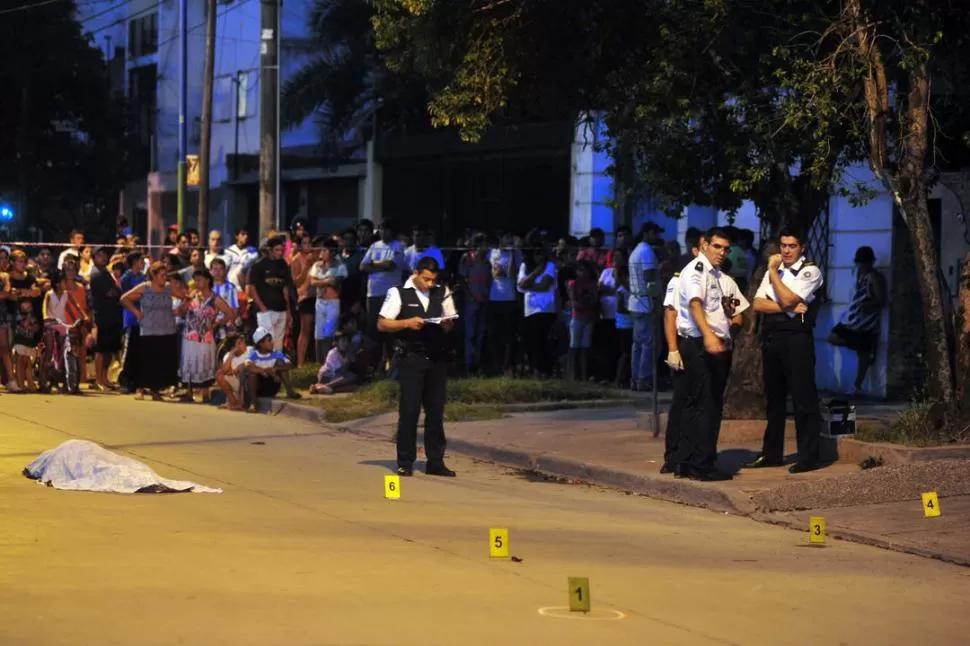 EN EL ASFALTO. El cuerpo de Villa quedó tendido en el medio de la avenida, y los peritos detectaron marcas de balas y ruedas en el pavimento. la gaceta / foto de diego araoz 