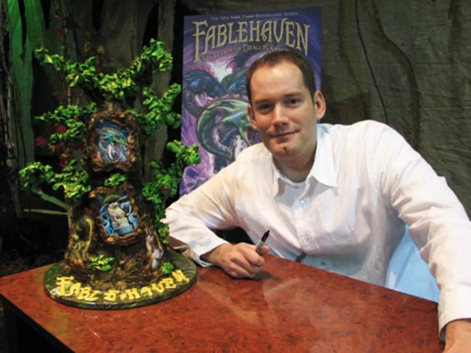 ÉXITO. Brandon Mull saltó a la fama mundial con la serie “Fablehaven”.