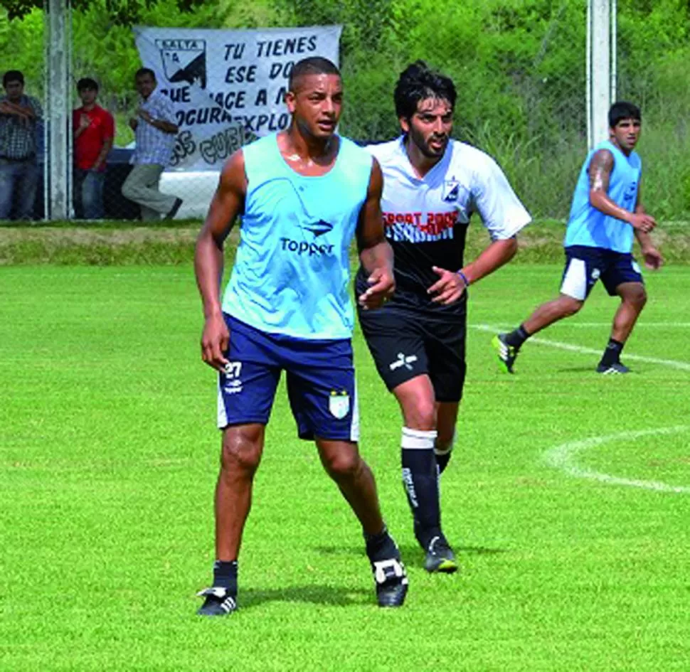 EL SOBREVIVIENTE. El uruguayo Píriz Alves será el único centro delantero experimentado cuando Lenci cambie de vereda. 