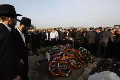 Sepultaron a Sharon en una colina del desierto de Neguev