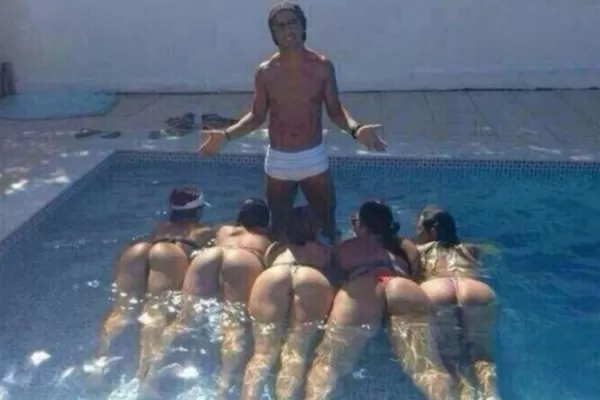 La fiestita de Ronaldinho junto a cinco chicas en una pileta