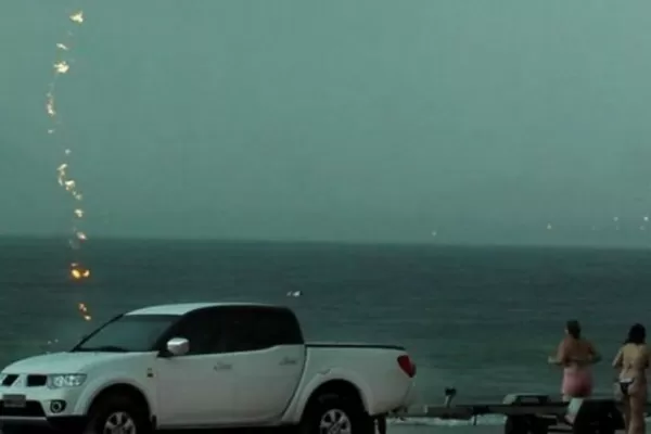 Un fotógrafo captó el momento en que un rayo alcanzó y mató a una mujer en el mar