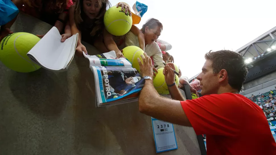 SALUDO. Tras el triunfo, Del Potro firma autógrafos. REUTERS