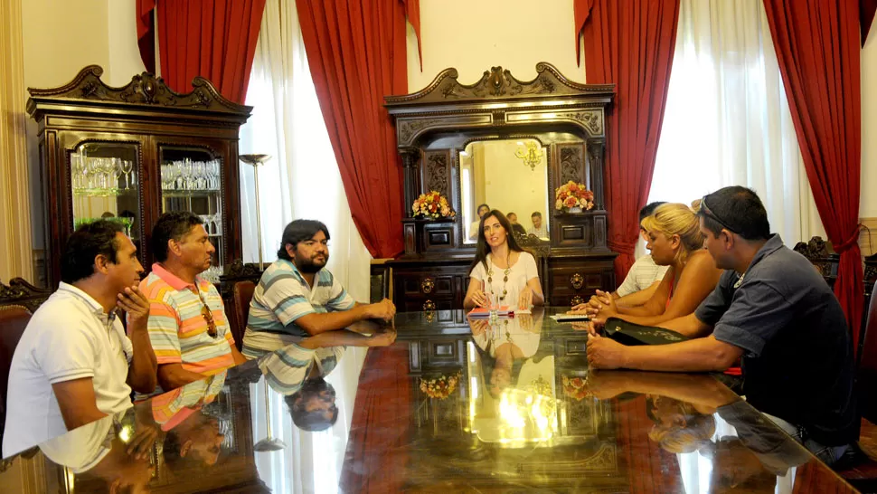 REUNION. Vargas Aignasse dialoga con Robledo y los ambulantes. LA GACETA / FOTO DE FRANCO VERA