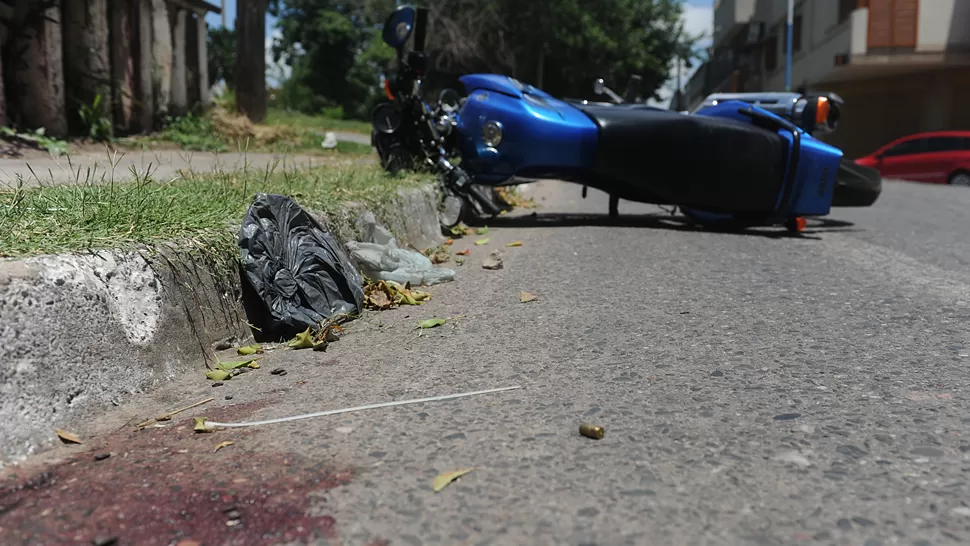 MARCA. En el pavimento quedó un mancha de sangre de la herida que sufrió el asaltante. LA GACETA / FOTO DE ANTONIO FERRONI 