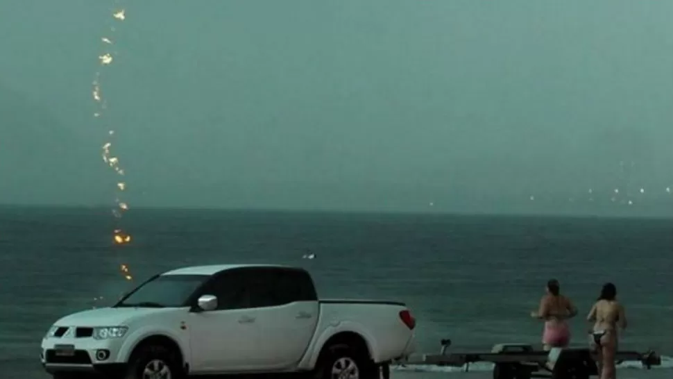 MOMENTO. EL rayo cayó en una playa de Brasil. FOTO DE  ATRIBUNA.COM.BR