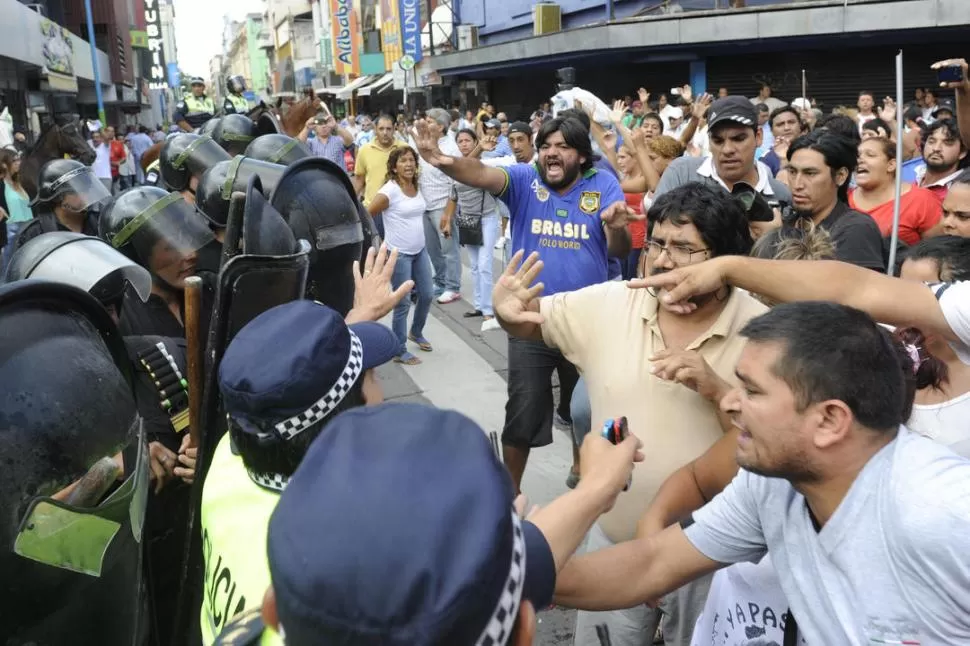 GRITOS. La esquina de Maipú con la peatonal Mendoza se convirtió ayer al mediodía en un campo de batalla. LA GACETA / FOTO DE JUAN PALO SÁNCHEZ NOLI