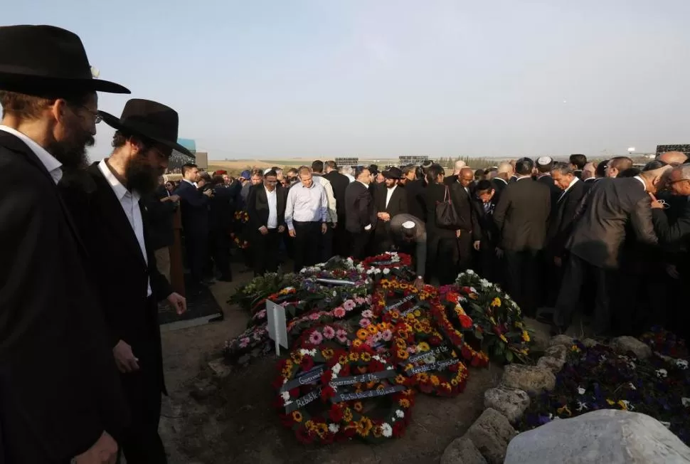 EN EL SUR DEL PAÍS. Coronas de flores cubren la tumba del ex premier, luego de los tributos y homenajes. reuters