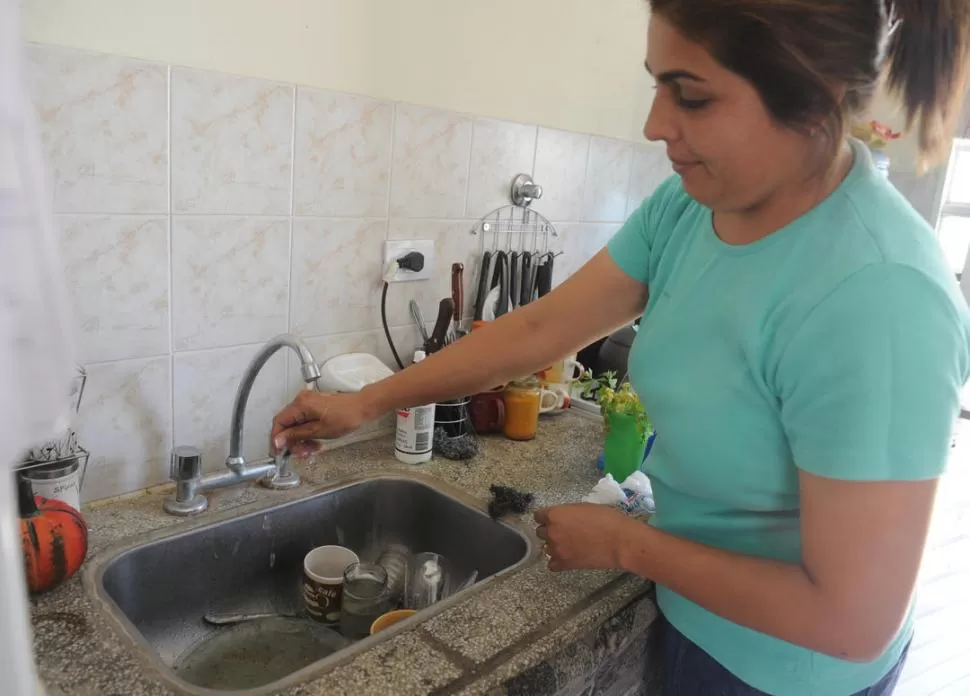 APENAS UN HILO. La provisión de agua aún no fue normalizada para algunos de los vecinos de la zona más elevada del sector 18 de Lomas de Tafí. la gaceta / foto de antonio ferroni 