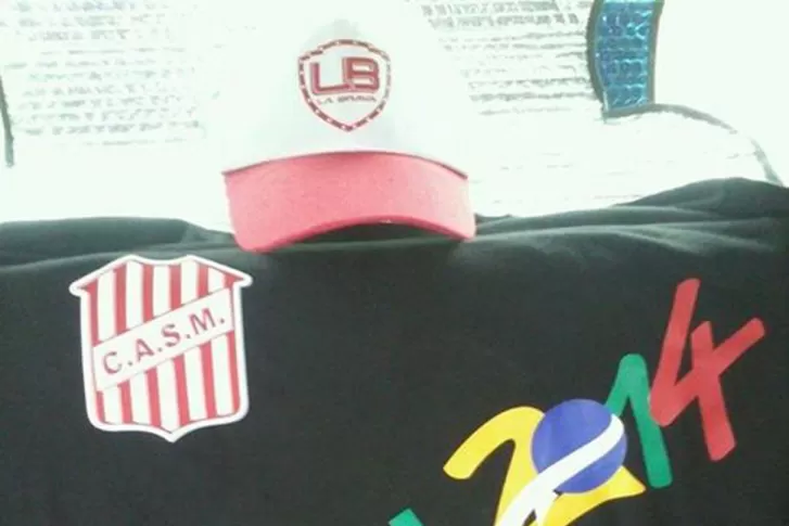 PRENDA. Las dos barras de San Martín ya tienen su remera para Brasil 2014. FOTO TOMADA DE FACEBOOK.COM/C.A.S.M.MiLocuraMiReligion