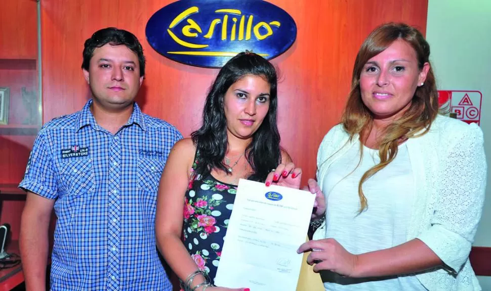 FELICES. Mariana y su marido muestran la orden de compras.   