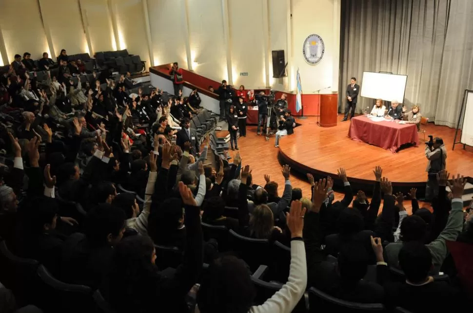 HACE CUATRO AÑOS. Asambleístas en la última elección de rector. la gaceta / archivo