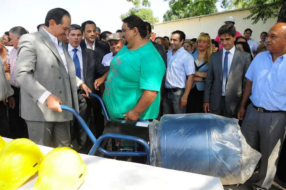 HORMIGONERA. Alperovich entregó herramientas a cooperativas del programa Argentina Trabaja, durante su visita al primer polo productivo de Alderetes. PRENSA Y DIFUSIÓN