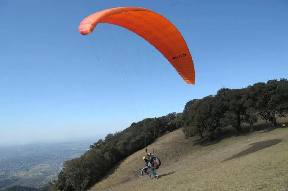 UN PLACER. Desde el parapente podés admirar toda la belleza de la selva tucumana y respirar aire fresco.  la gaceta / foto de franco vera 