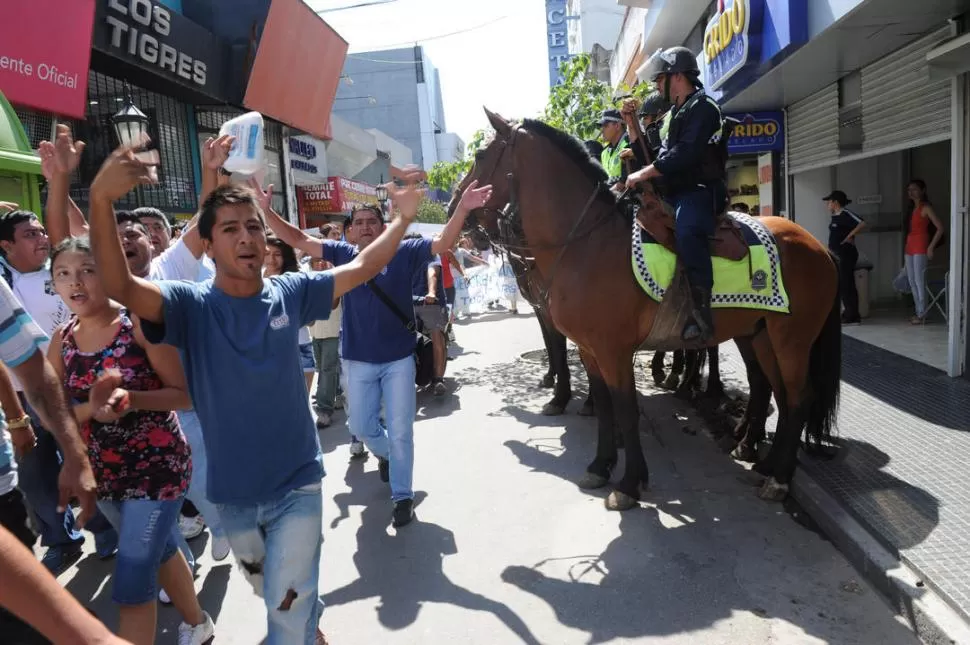 RECLAMO. Tras los incidentes del lunes, los ambulantes realizaron ayer una marcha pacífica por el microcentro. LA GACETA / FOTO DE FRANCO VERA